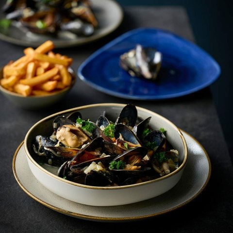 Talerz organiczny z wysokim rantem Stonecast Peppercorn Grey, 230mm Churchill