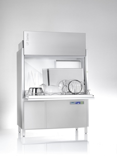 Prezentacja szerokości komory UF-XL (1305 mm) mieszczącej nieporęczne przybory.