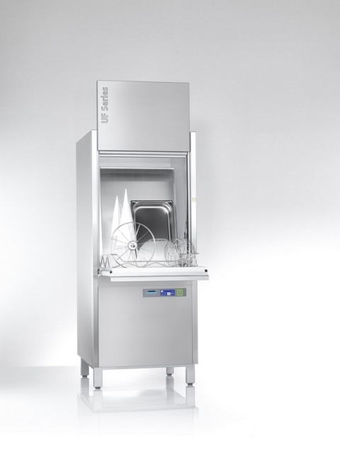 Zmywarka Winterhalter UF-L z otwartą komorą prezentująca dużą wysokość wejścia.